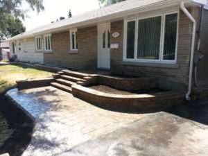 Entree-de-maison-en-pave-uni-avec-muret-Daniel-Robert-Terrassement-Deneigement- et-Excavation-Montreal