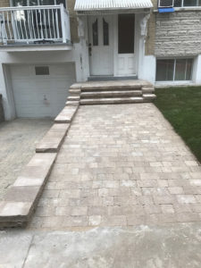 Terrassement d'entrée de maison, pose de pavé uni - Terrassement Daniel Robert de Montréal-Est