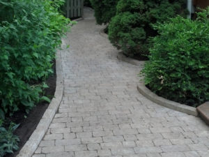 Chemin de pavé uni avec plates bandes à Montréal-Est - Daniel Robert Terrassement Excavation et Déneigement - Montréal