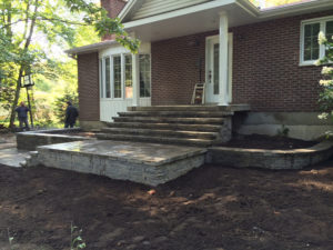Entree de maison en pave uni avec muret Montreal - Daniel Robert Terrassement Excavation et Deneigement - Montreal